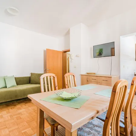 Rombon Klavdij With Free Onsite Parking *